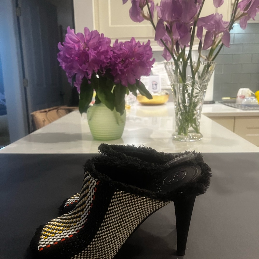 Guess open toe Heels β₯οΈππ€π€ - Picture 3 of 10